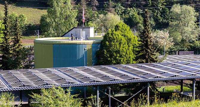 Panneaux solaires photovoltaïques sur les installations de la STEP de Soyhières